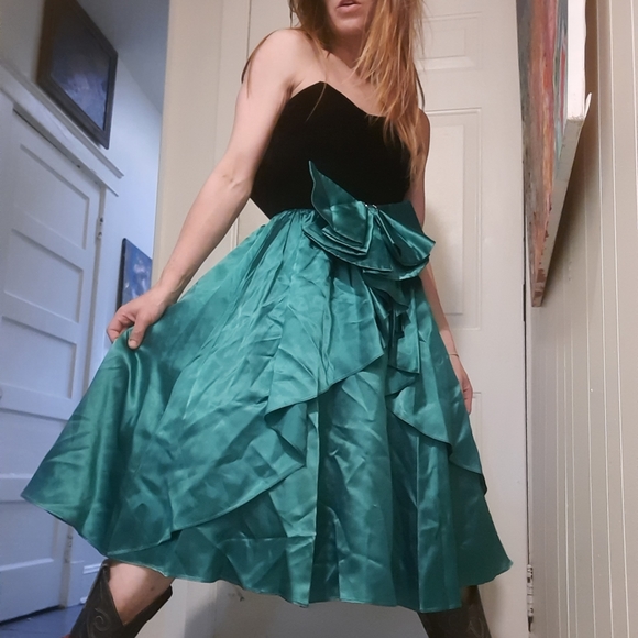 1980's strapless Gunne Sax gown w/ satin bow - Picture 3 of 14